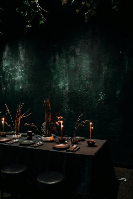 belle table decoree dans un restaurant chic pour un secret diner a madrid