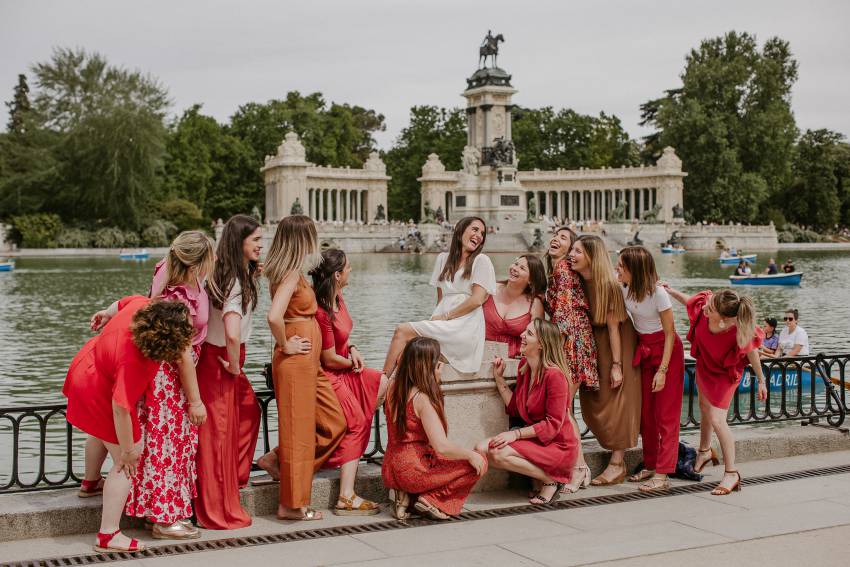 groupe de copines au parc du retiro a madrid pendant un shooting photo evjf