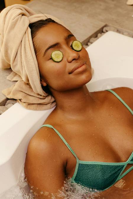 jeune femme allongee dans un bain avec un masque naturelle sur le visage pour son evjf a madrid
