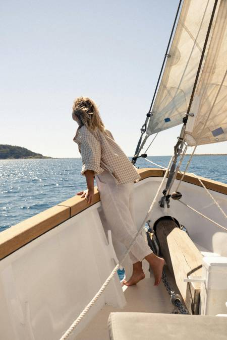 jeune femme blonde sur un bateau en mer