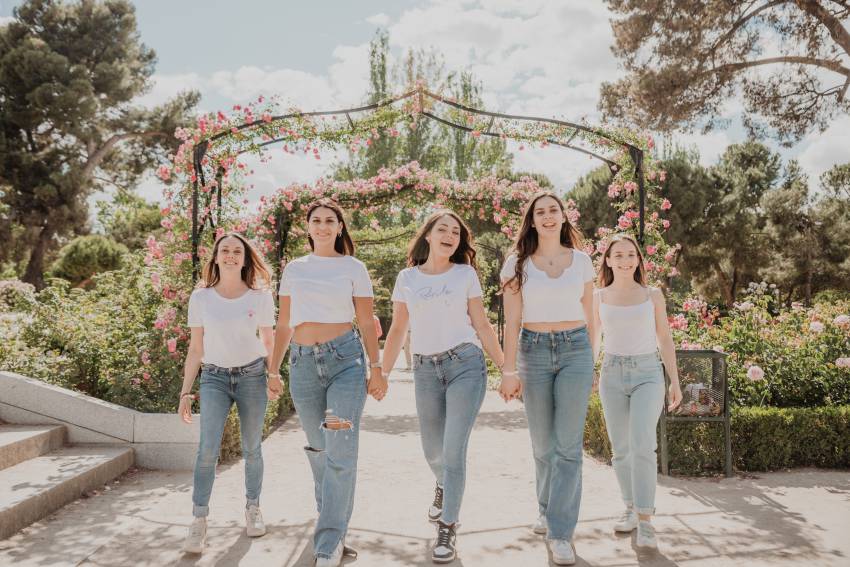 jeunes femmes qui marchent dans un parc a madrid pendant un evjf