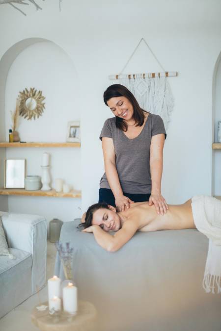 masseuse professionnelle qui masse une femme pendant son evjf a madrid