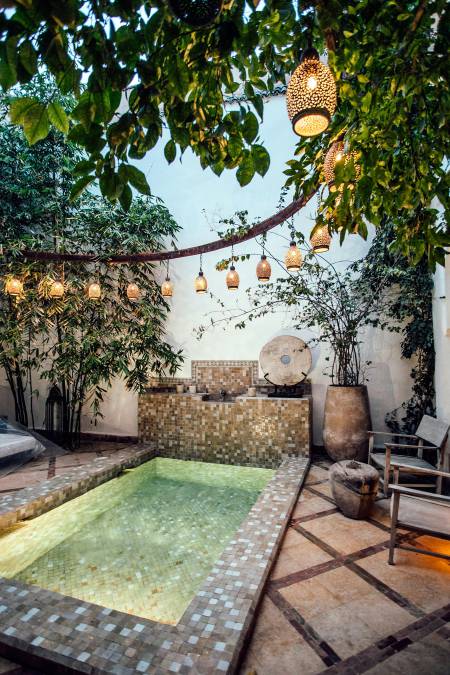 piscine exterieure terrasse en mosaique et guirlande de lumiere