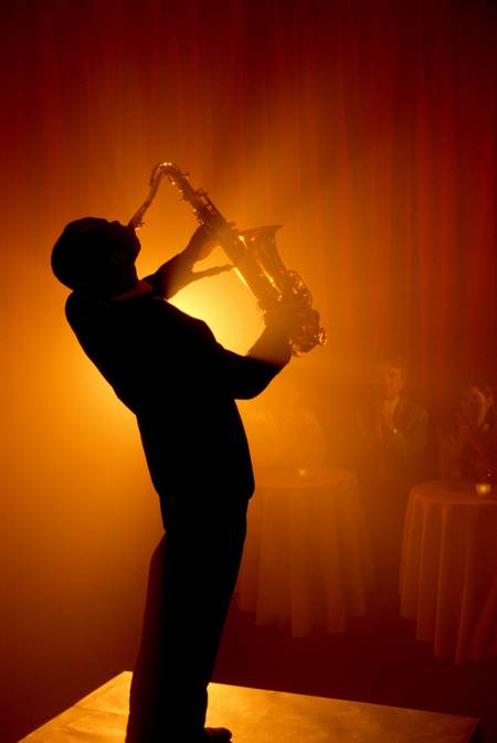 saxophoniste pendant un diner spectacle a madrid pour un enterrement de vie de jeune fille