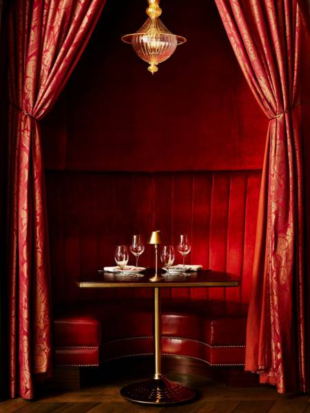 table avec banquette en velours rouge sous une alcove pour un diner spectacle a madrid