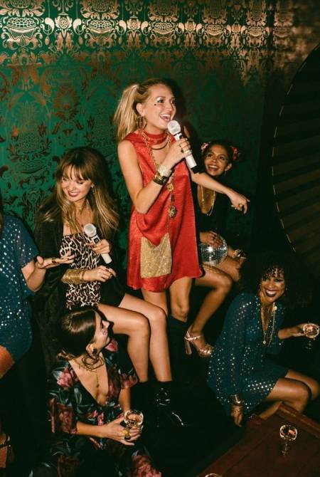 un groupe de copines dans un bar karaoke pour un enterrement de vie de jeune fille a madrid